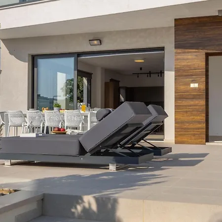 וילה Nissi Residences 4 *